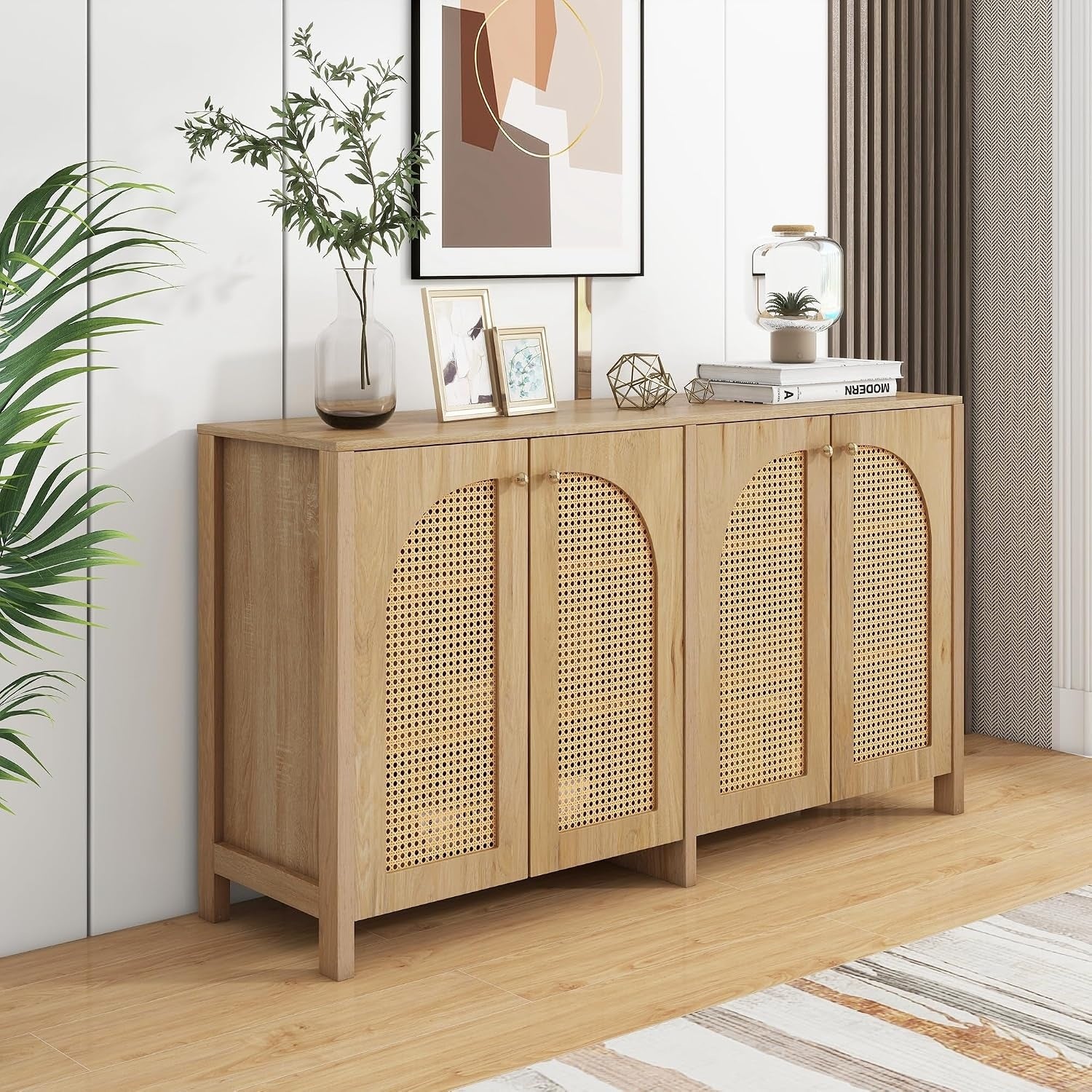 Meuble rotin naturel 145 cm a quatre compartiments fermes avec poignets metal, rangement elegant pour espace repas