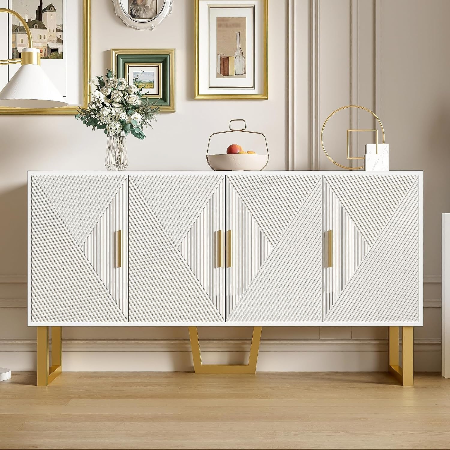 Buffet quatre portes 150 x 40 x 82 cm avec facade texturee, poignees dorees et tablettes interieures ajustables